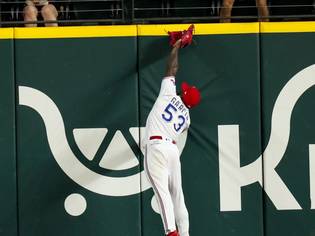 Adolis García leaves Rangers-Astros with right knee discomfort