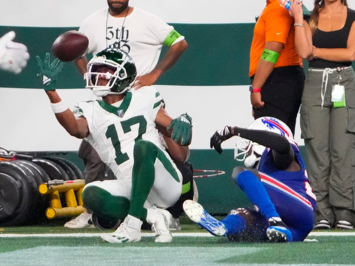 EAST RUTHERFORD, NJ - NOVEMBER 06: New York Jets wide receiver Garrett  Wilson (17) during the National Football League game between the New York  Jets and Buffalo Bills on November 6, 2022