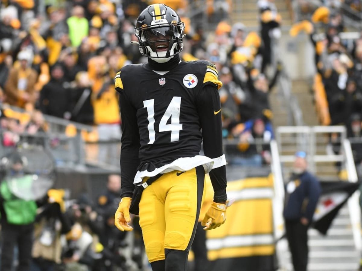 Pittsburgh Steelers wide receiver George Pickens warms up during NFL  football practice, Tuesday, Sept. 20, 2022, at UPMC Rooney Sports Complex  in Pittsburgh. (Matt Freed/Pittsburgh Post-Gazette via AP Stock Photo -  Alamy