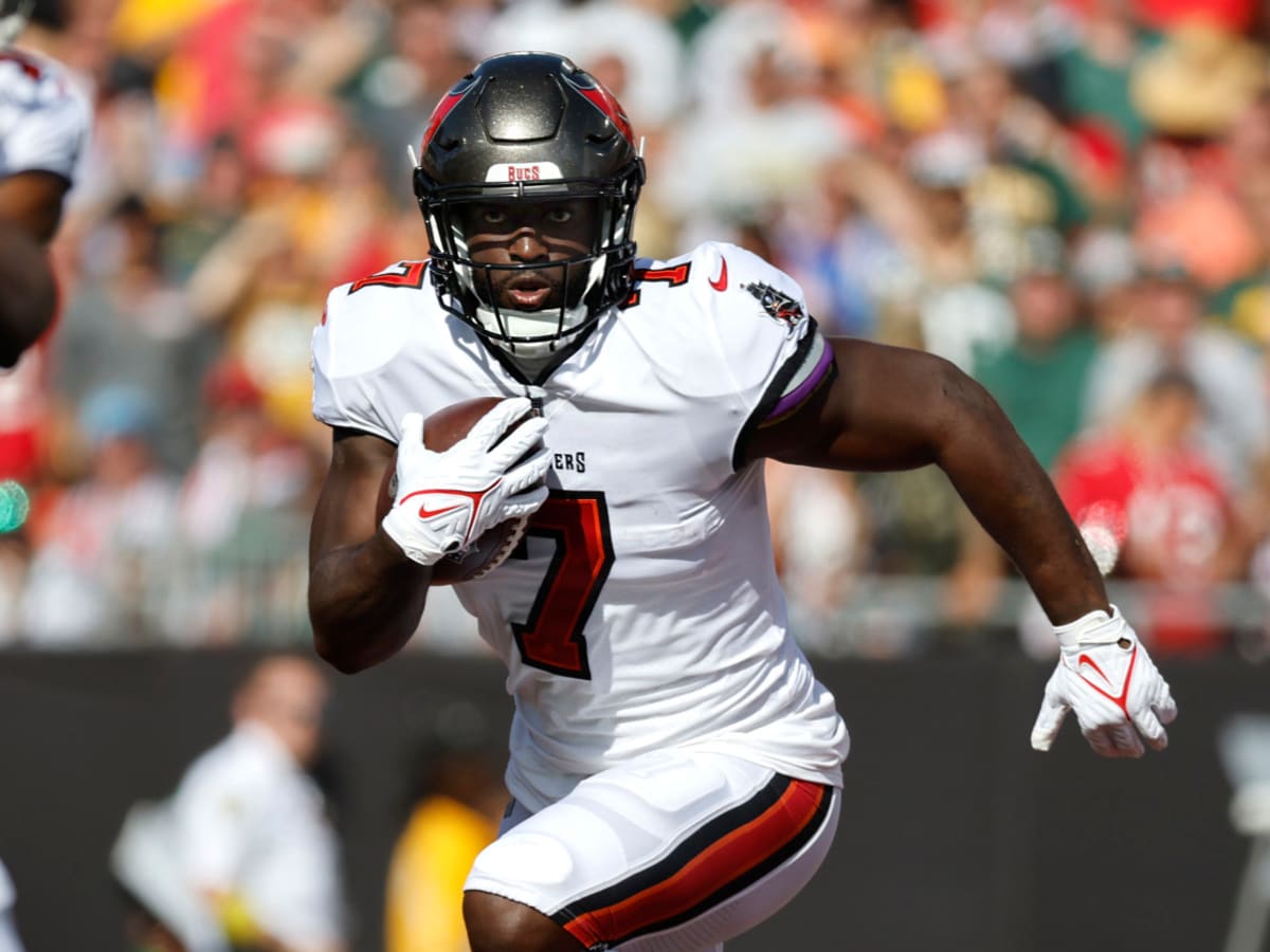 November 28, 2021: Tampa Bay Buccaneers running back Leonard Fournette (7)  runs with the ball for yardage during NFL football game action between the Tampa  Bay Buccaneers and the Indianapolis Colts at