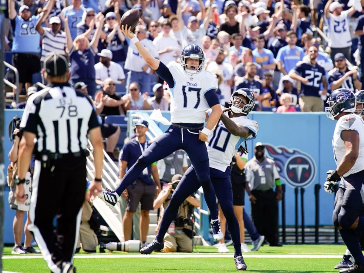 WATCH: Ryan Tannehill Runs in a 12-Yard Touchdown to Give Tennessee Titans  17-14 Lead - Sports Illustrated Tennessee Titans News, Analysis and More