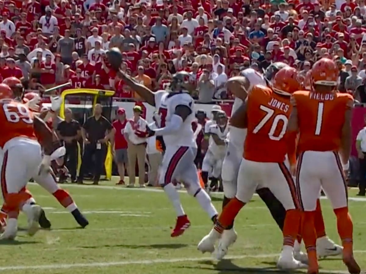 Shaq Barrett Celebrates Following 31-15 Win Over Eagles