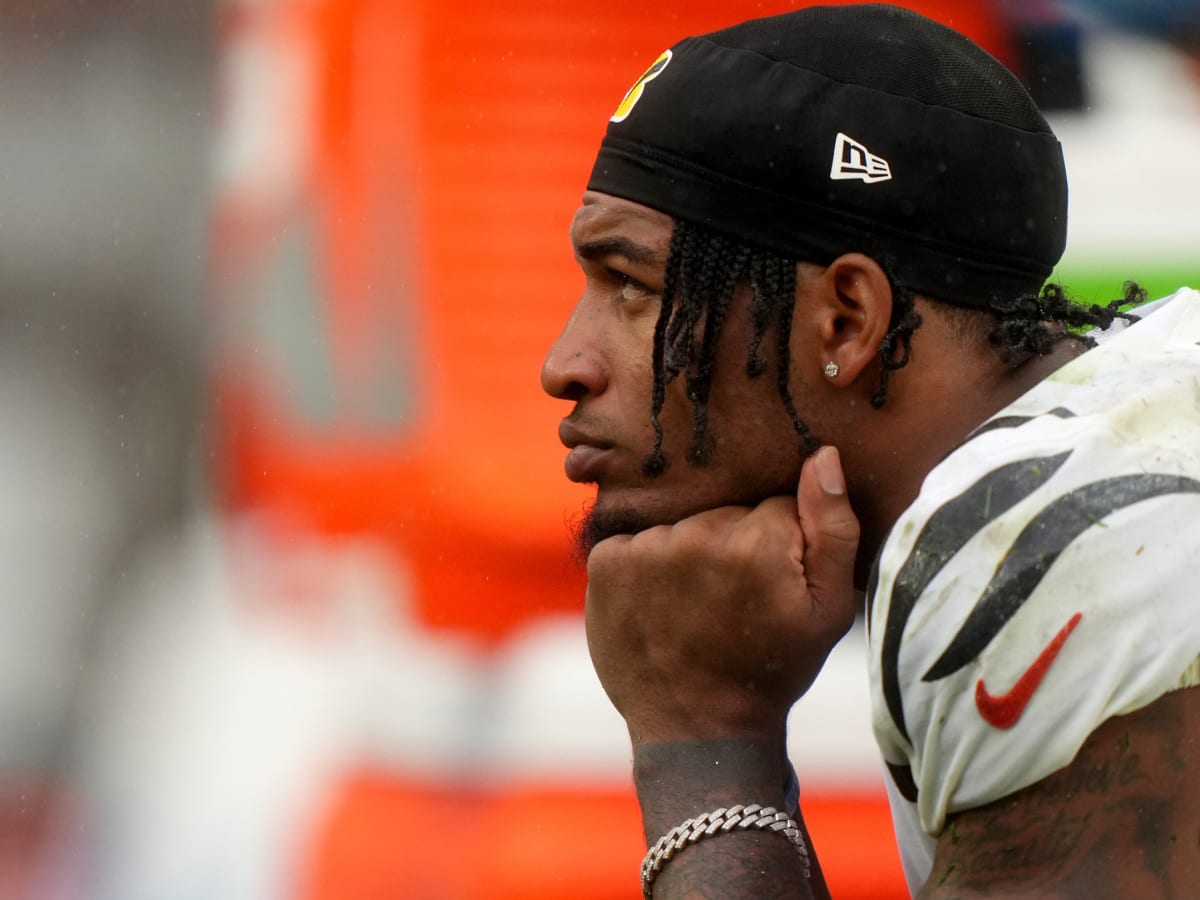 Cincinnati Bengals - Baltimore Ravens wide receiver T.J. Houshmandzadeh #84  attempts to catch the football while Cincinnati Bengals cornerback Adam  Jones #24 defends him during the game between the Baltimore Ravens and