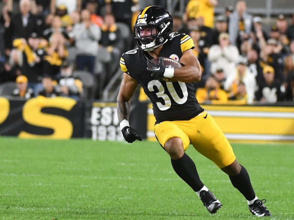 Pittsburgh Steelers running back Jaylen Warren (30) gets past New