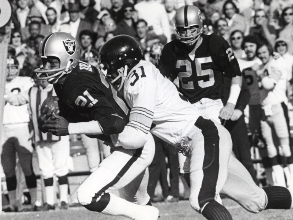 Pittsburgh Steeler rookie quarterback Terry Bradshaw picks up seven yards  against the Oakland Raiders, on Sept. 13, 1970 in Oakland, Calif. In the  third quarter of the game, the young pro quarterback