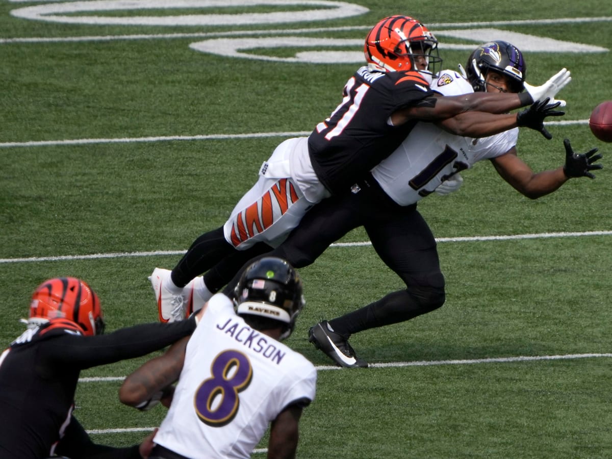 Cincinnati Bengals cornerback Mike Hilton (21) enters the field prior to an  NFL football game against the Baltimore Ravens, Sunday, Jan. 8, 2023, in  Cincinnati. (AP Photo/Jeff Dean Stock Photo - Alamy