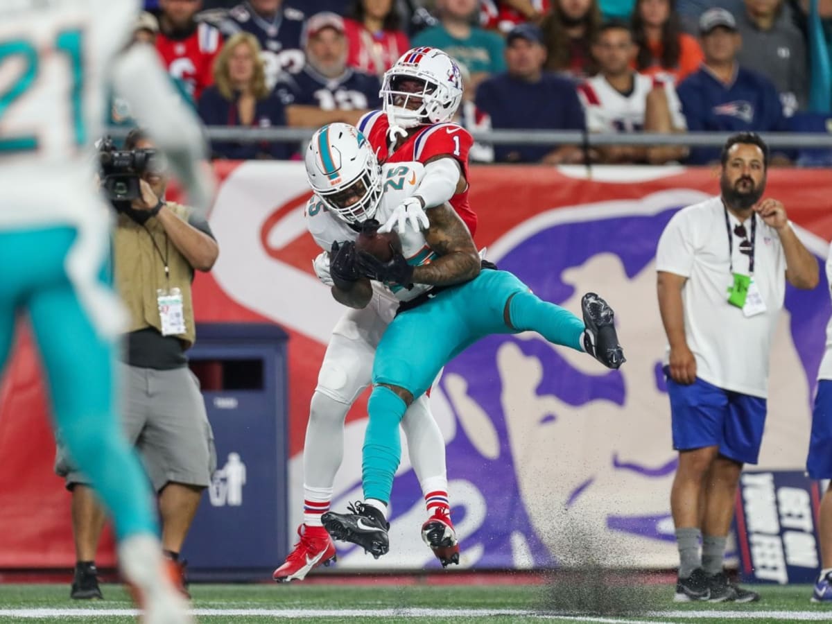 Miami Dolphins cornerback Xavien Howard (25) warms up before an NFL  football game against the Tennessee Titans Sunday, Jan. 2, 2022, in  Nashville, Tenn. (AP Photo/James Kenney Stock Photo - Alamy