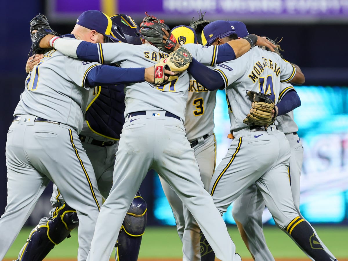 Brewers 1B Rowdy Tellez pitches 9th of playoff-clinching win - ESPN