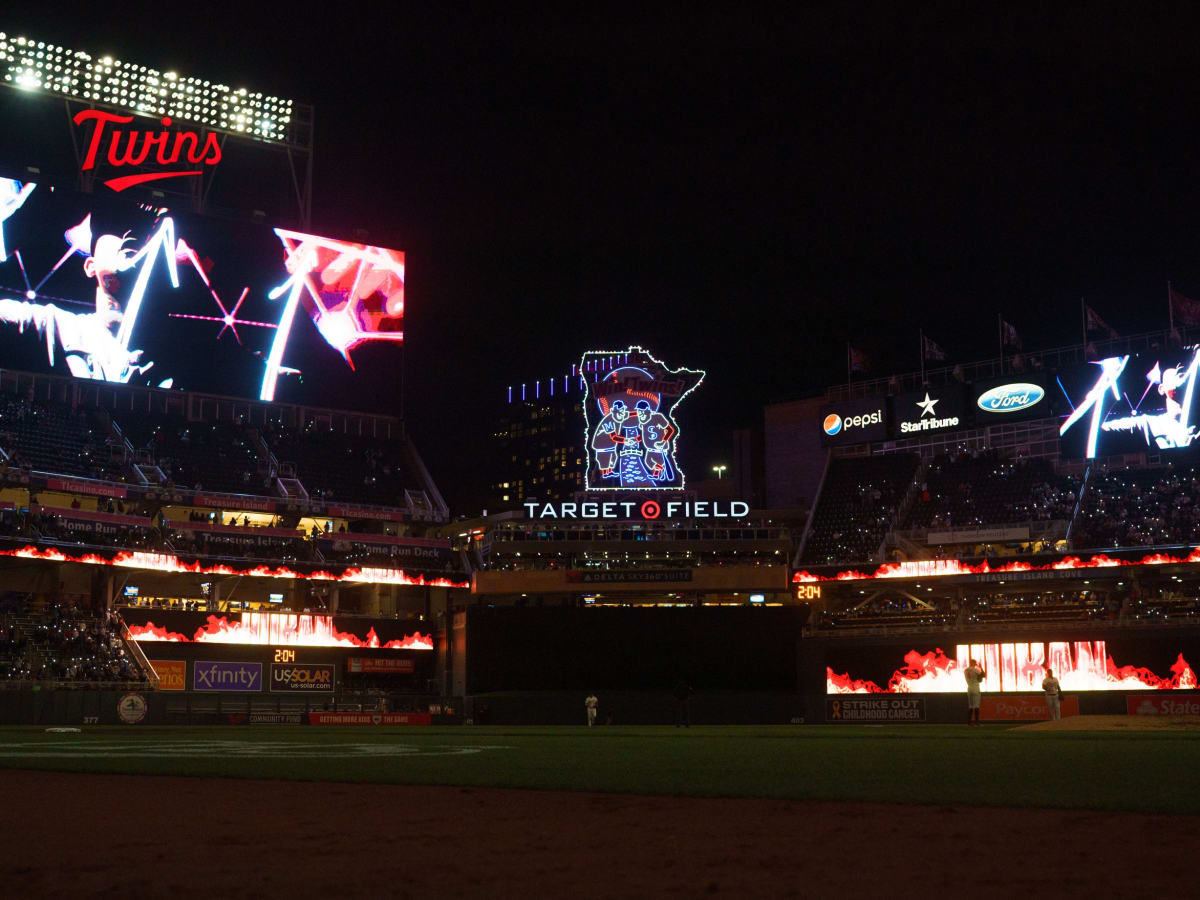 Mets broadcast airs Jhoan Duran's entrance, praises Twins closer - Sports  Illustrated Minnesota Sports, News, Analysis, and More