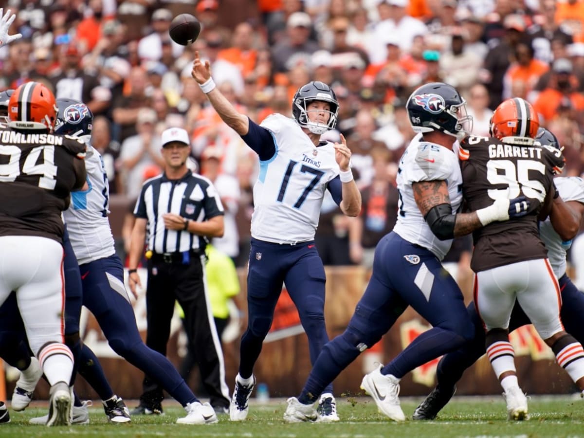 Can't-Miss Play: Tennessee Titans wide receiver Chris Moore looks like  Megatron on 35-yard catch