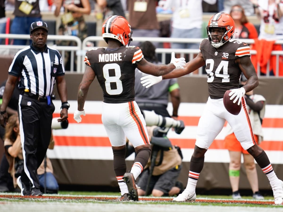 Cleveland Browns running back Jerome Ford (34) runs the ball