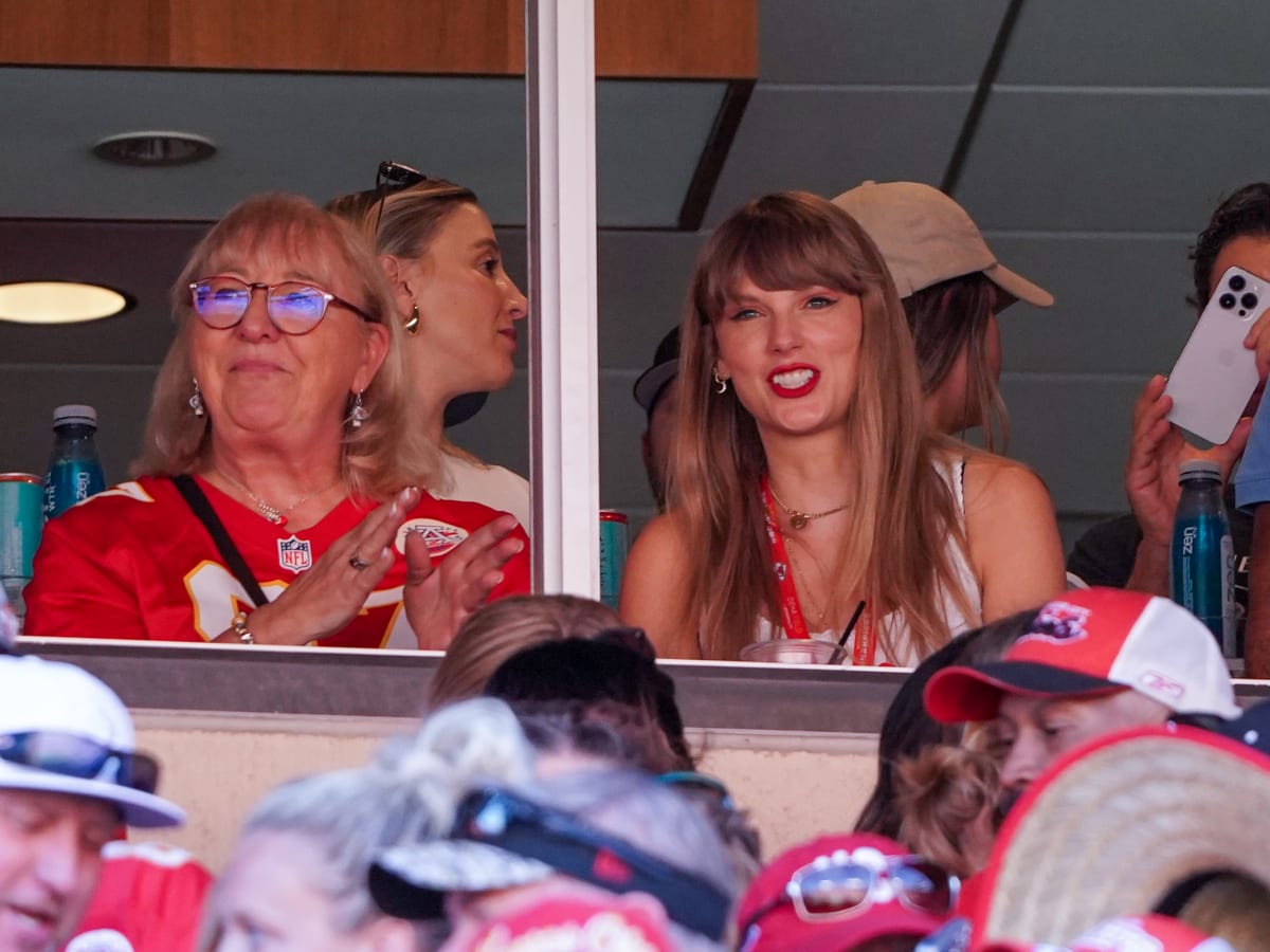 Taylor Swift Attends KC Chiefs' Game vs. Chicago Bears to Watch Travis  Kelce - Sports Illustrated Kansas City Chiefs News, Analysis and More