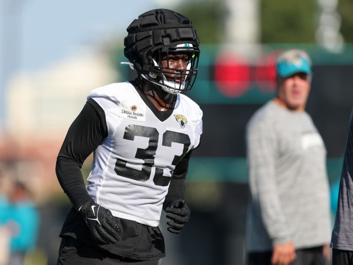 Jacksonville Jaguars linebacker Devin Lloyd (33) defends during their game  against the Tennessee Titans, Sunday, Dec. 11, 2022, in Nashville, Tenn.  (AP Photo/Wade Payne Stock Photo - Alamy