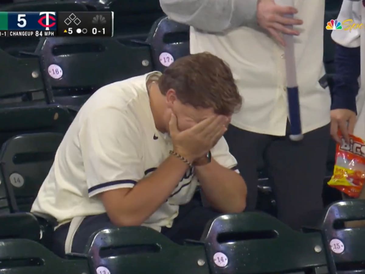 Sad Yankees fan gets three chances to catch a foul ball and misses