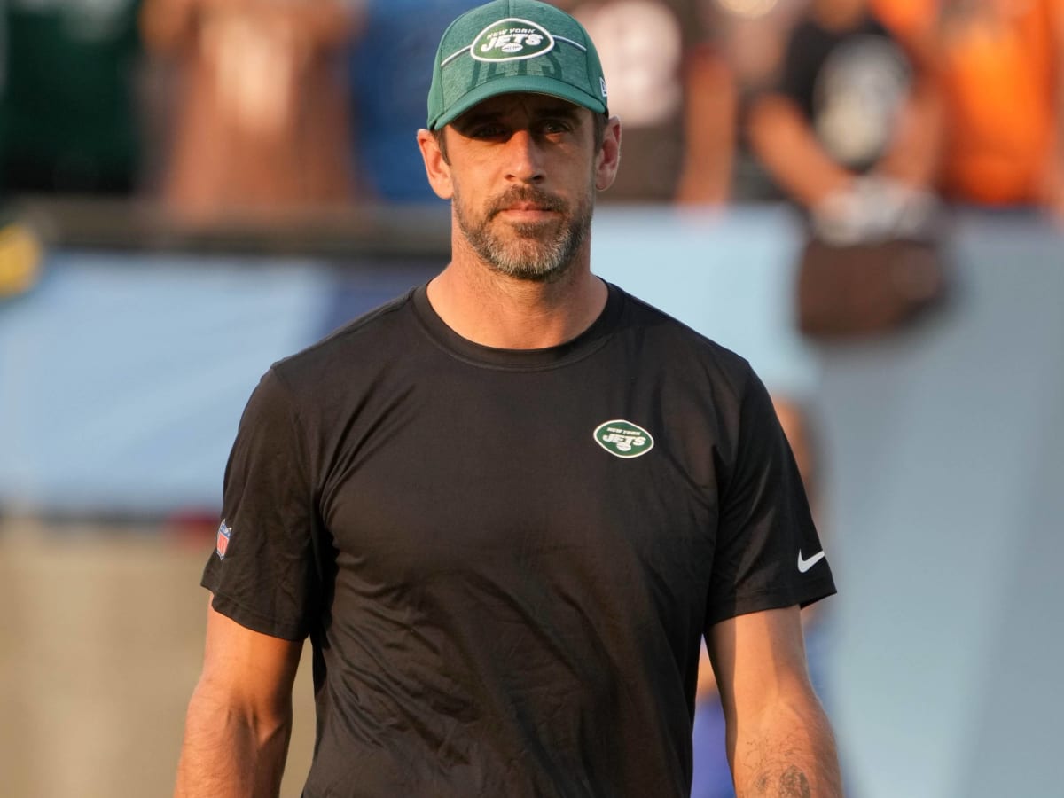 Aaron Rodgers rejoins Jets teammates for Sunday night game vs. Chiefs