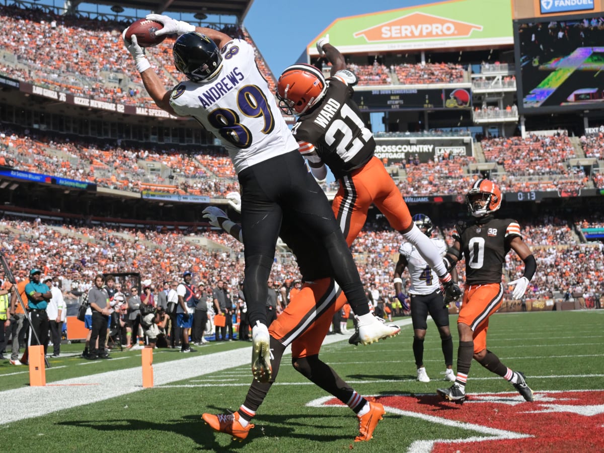 Baltimore Ravens tight end Mark Andrews (89) reacts to a first down against  the Tennessee Titan …