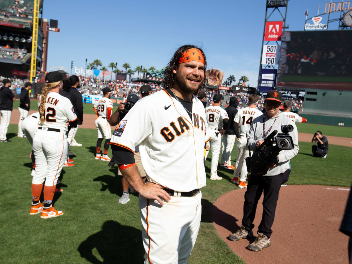 Giants shortstop Brandon Crawford thanks fans after possible final