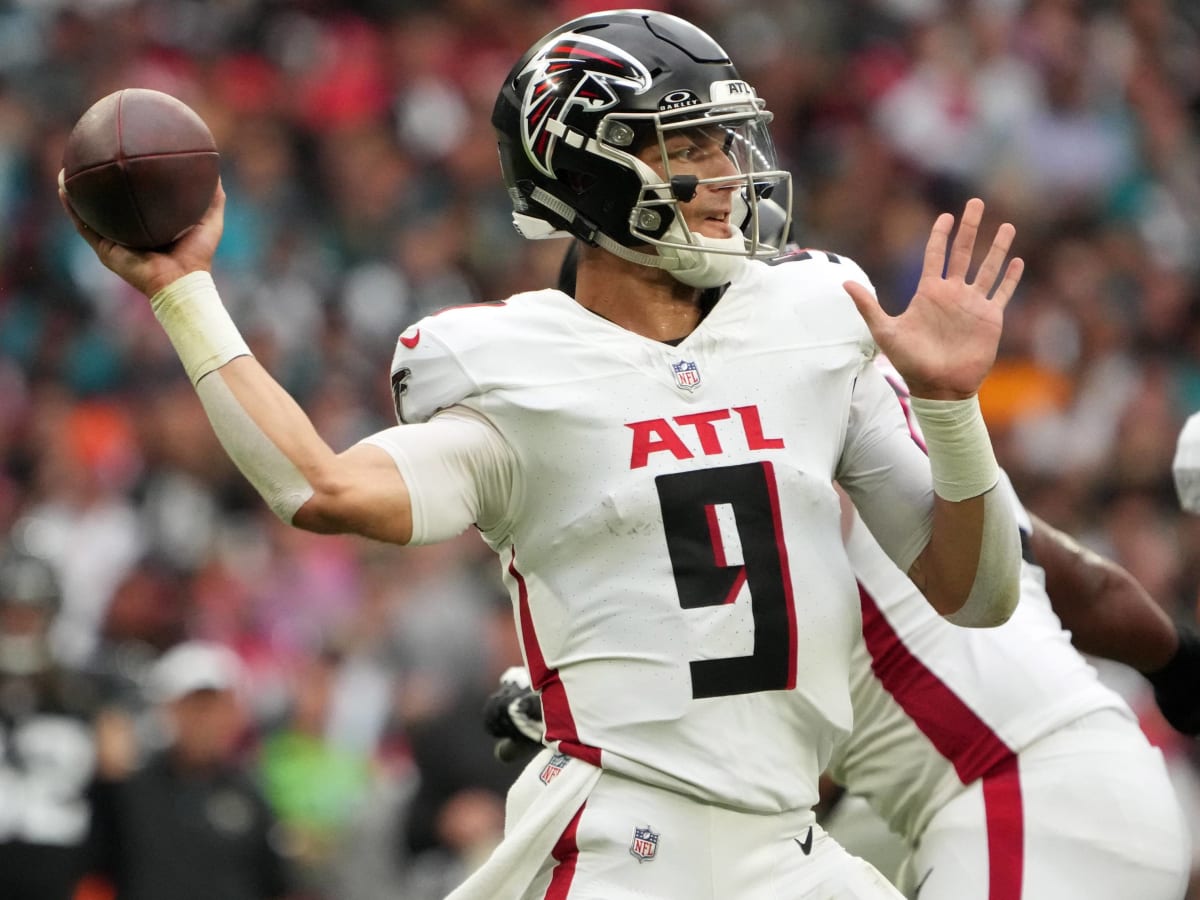 Falcons WR Mack Hollins on sideline exchange with Ridder