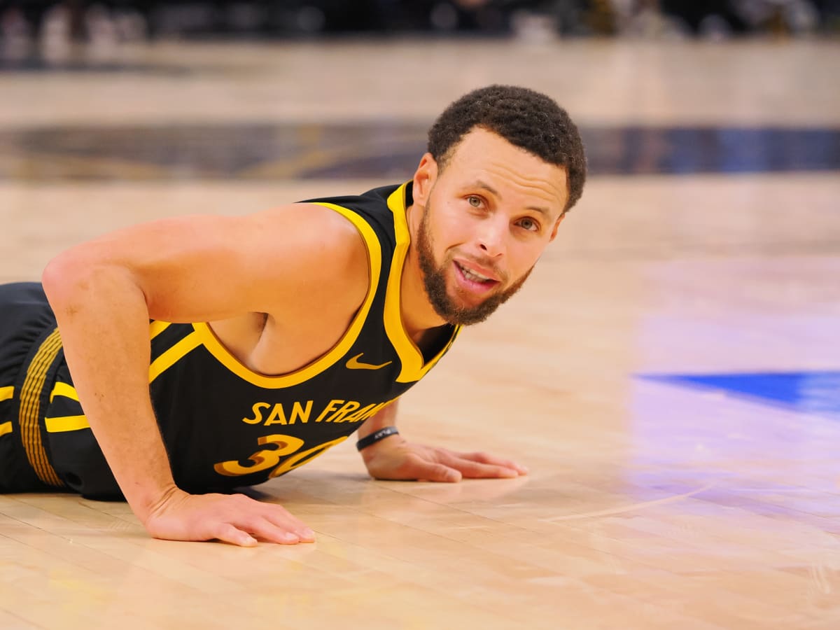 Stephen Curry Believed to Have Knee Sprain, per Report