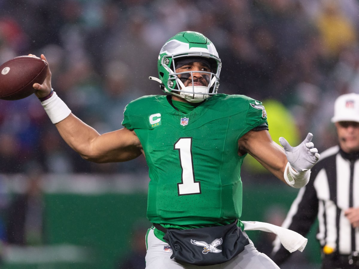 Philadelphia Eagles Trailing Kansas City Chiefs at Halftime, Jalen Hurts  Sacked Five Times - Sports Illustrated Philadelphia Eagles News, Analysis  and More