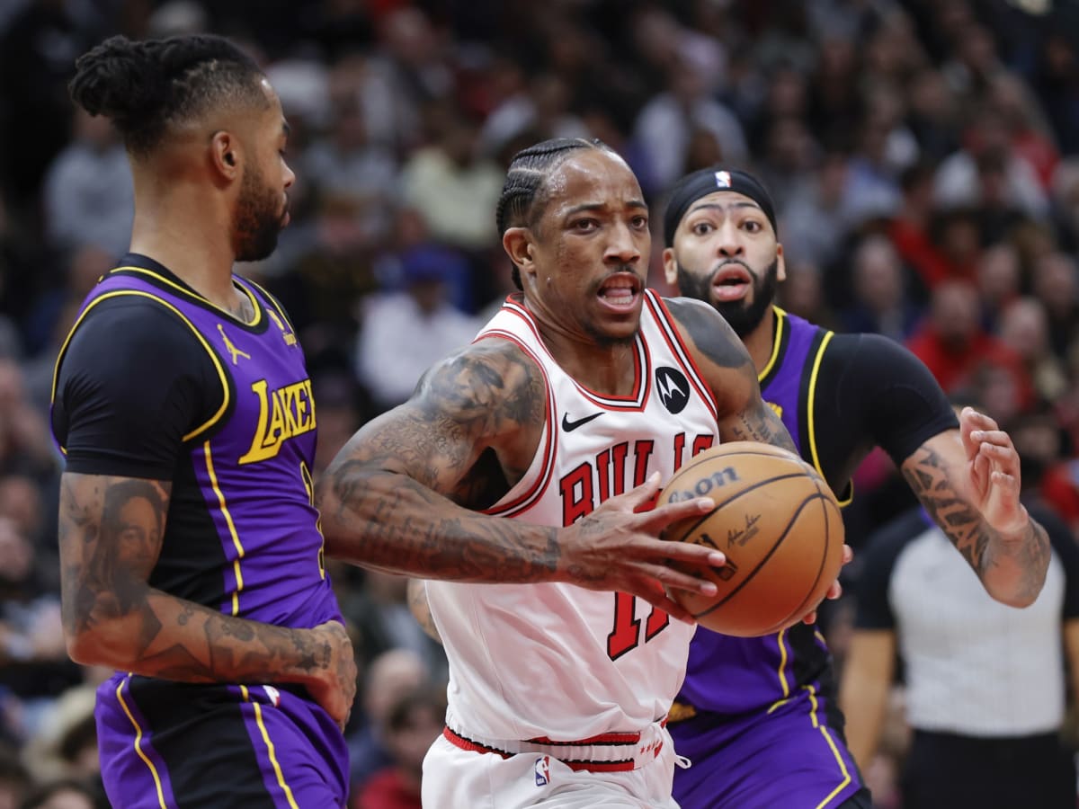 The Chicago Bulls dominated the second half to defeat the Los Angeles Lakers  easily