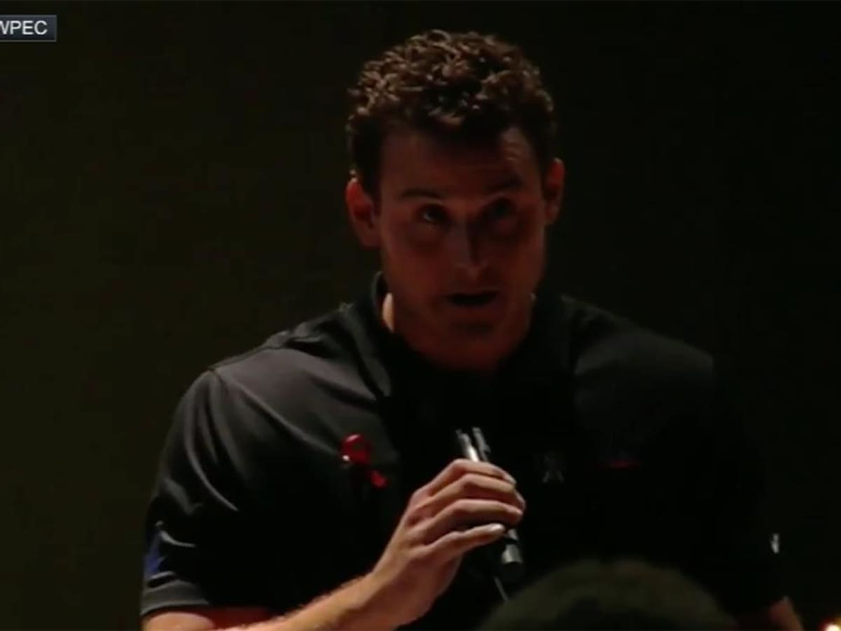 Anthony Rizzo chokes up during Parkland vigil speech