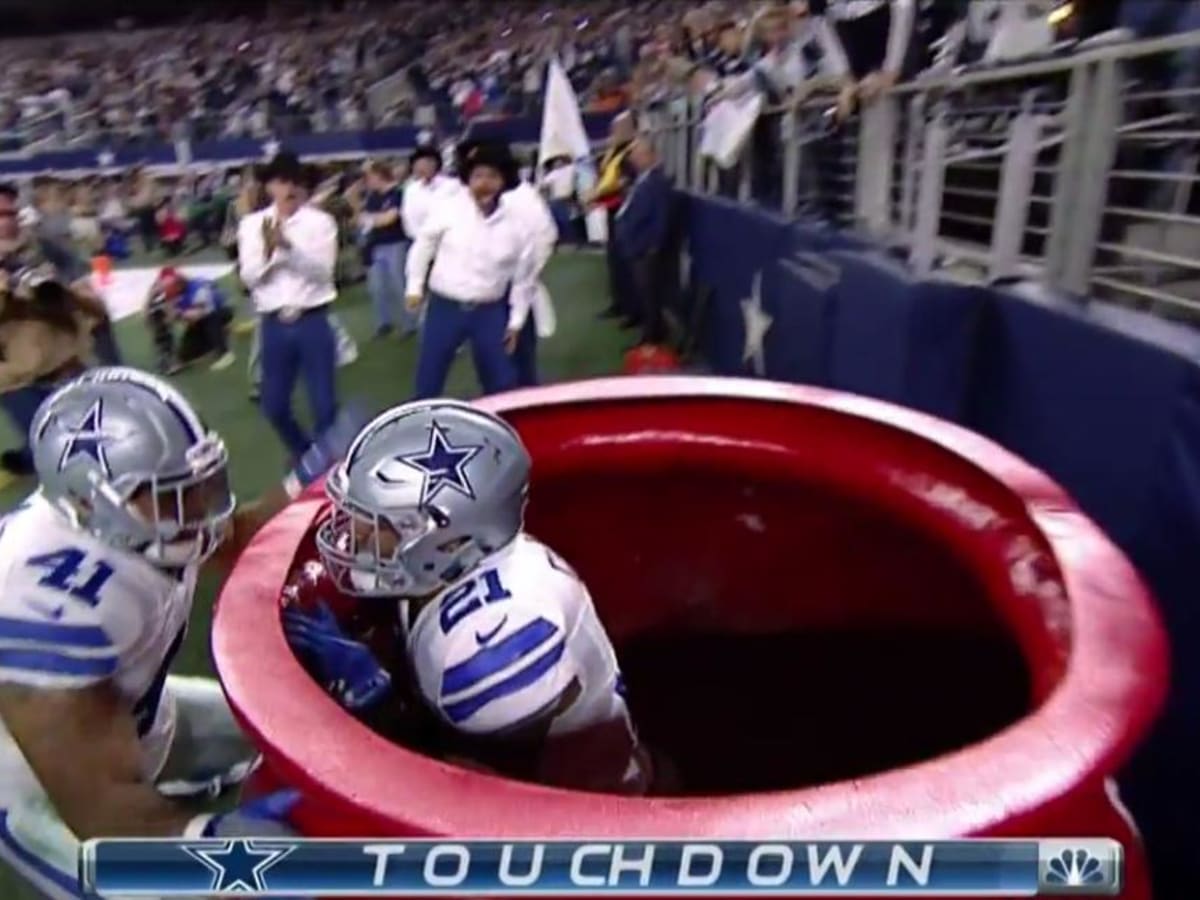 Ezekiel Elliott jumps into giant Salvation Army kettle after