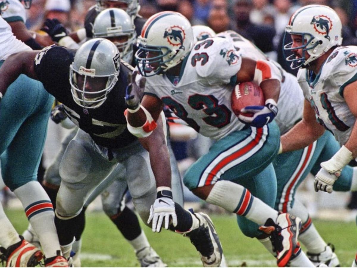 Miami Dolphins' Karim Abdul-Jabbar (33) looks up field with Pittsburgh  Steelers Willie Williams (27) in pursuit during first quarter action in  Miami Monday, Nov. 25, 1996. (AP Photo/Rick Bowmer Stock Photo - Alamy