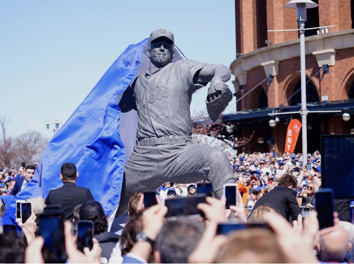 Tom Seaver's Statue Stands 10 Feet Tall. Just Like Seaver. - The