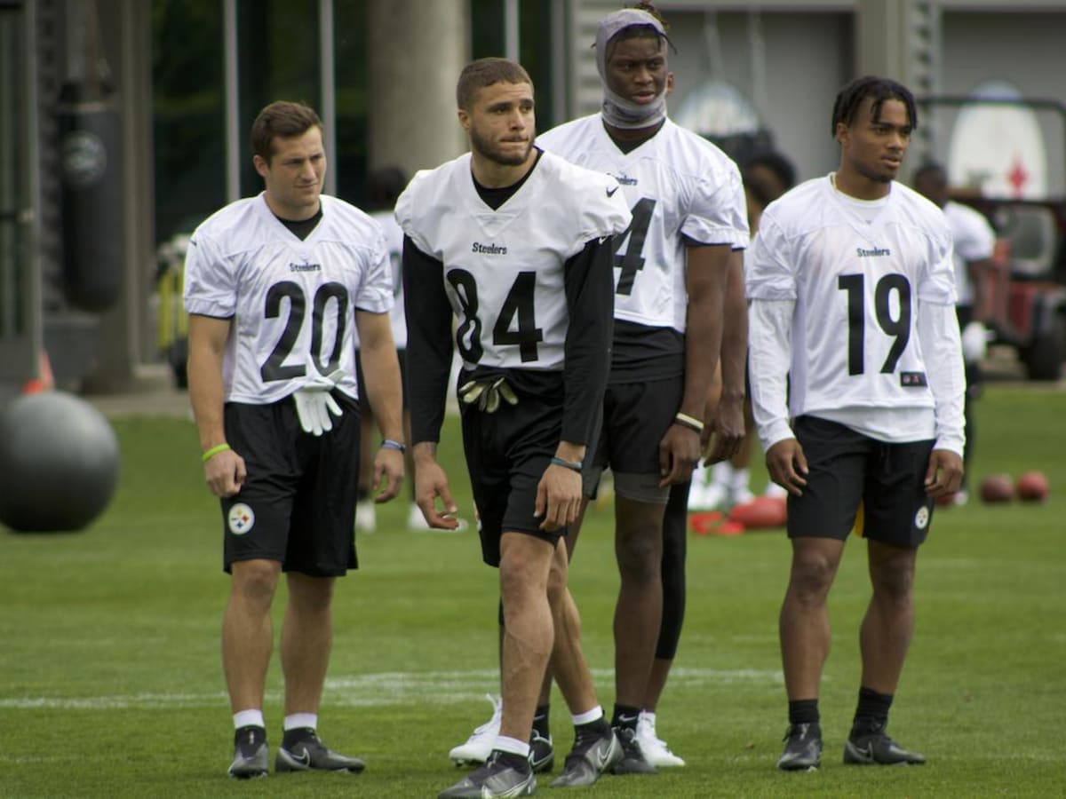 Pittsburgh Steelers tight end Connor Heyward (83) performs drills during an  NFL football practice at rookie minicamp, Friday, May 13, 2022, in  Pittsburgh. (AP Photo/Keith Srakocic Stock Photo - Alamy