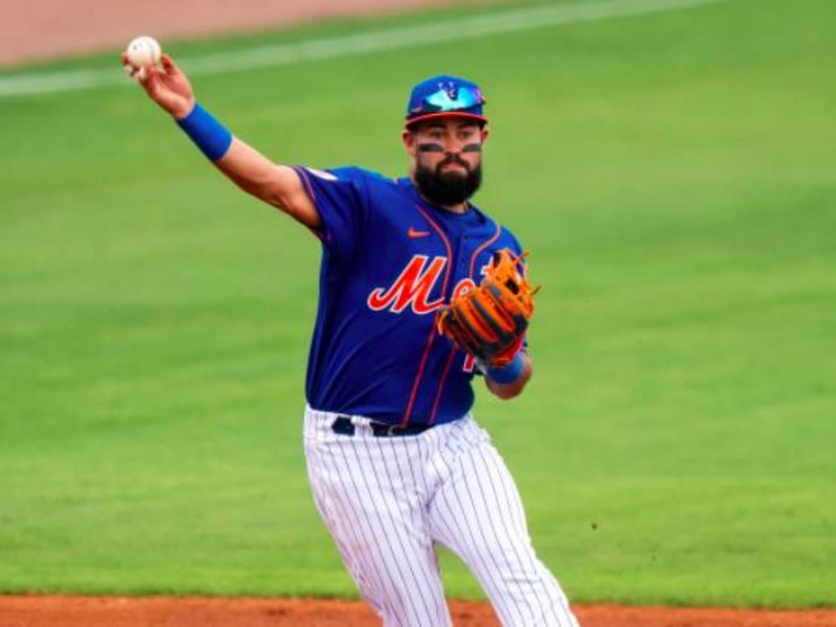 New York Mets' Luis Guillorme casually catches baseball bat – video