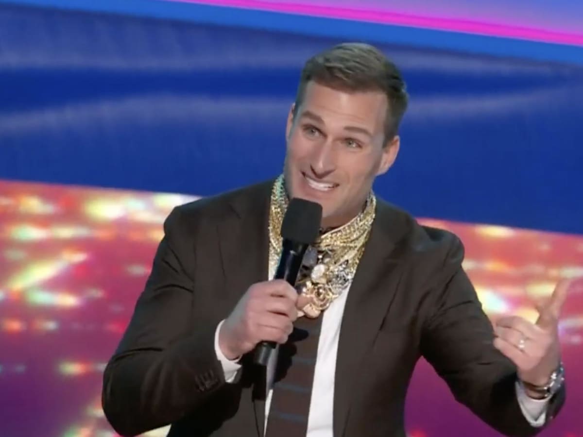 Vikings QB Kirk Cousins odes to Tom Brady, in chains, at NFL Honors show