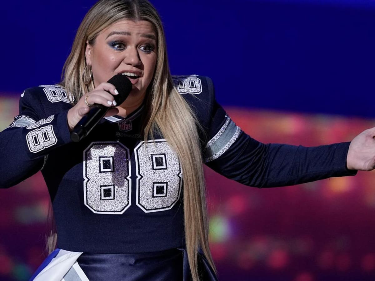 Kelly Clarkson Takes NFL Quiz With BFF Tricia 