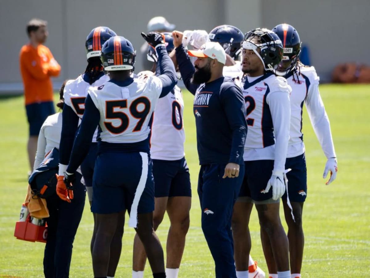 August 31, 2017: Denver Broncos running back De'Angelo Henderson (33)  handles the ball during the second quarter of an NFL preseason matchup  between the Arizona Cardinals and the Denver Broncos at Sports