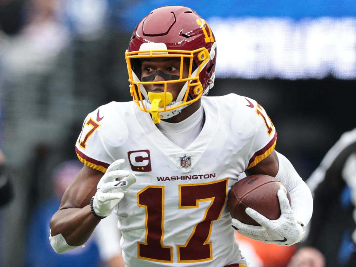 Washington Commanders wide receiver Terry McLaurin (17) runs