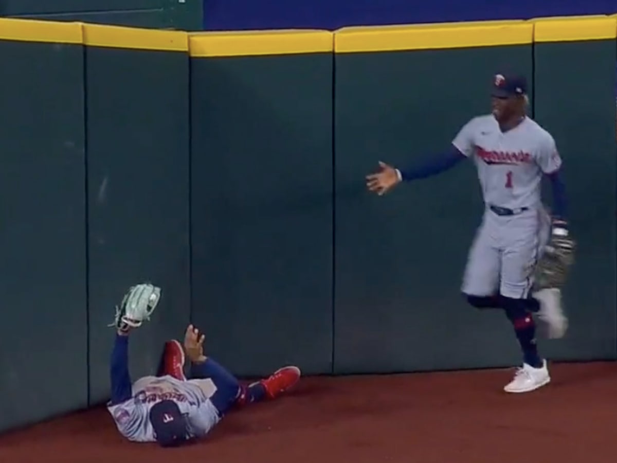 Watch: Buxton crashes into wall to make catch at spring training - Bring Me  The News