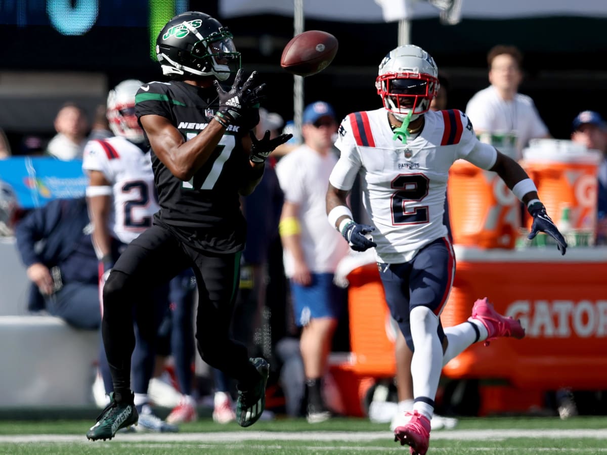 New York Jets Al Toon, dark jersey, is tackled by New England