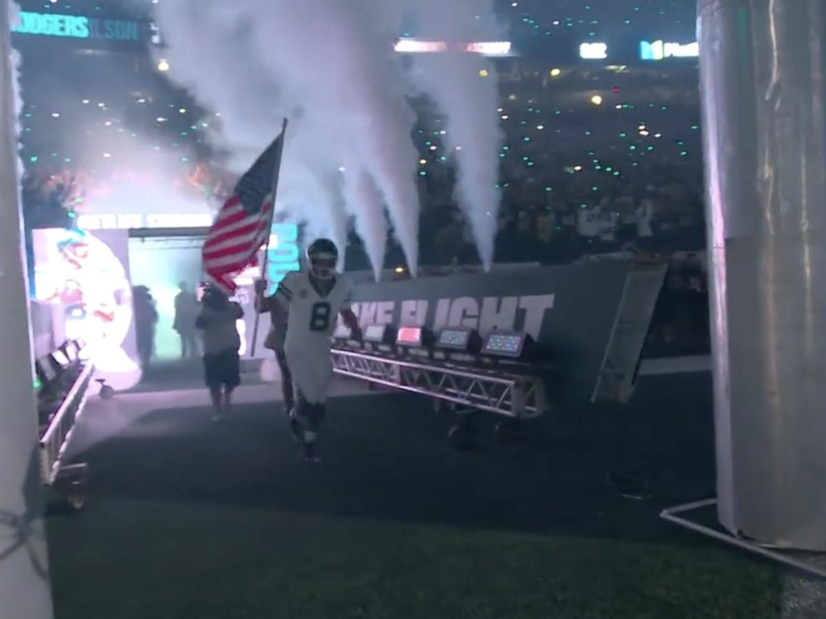 Jets' Aaron Rodgers makes epic entrance for debut