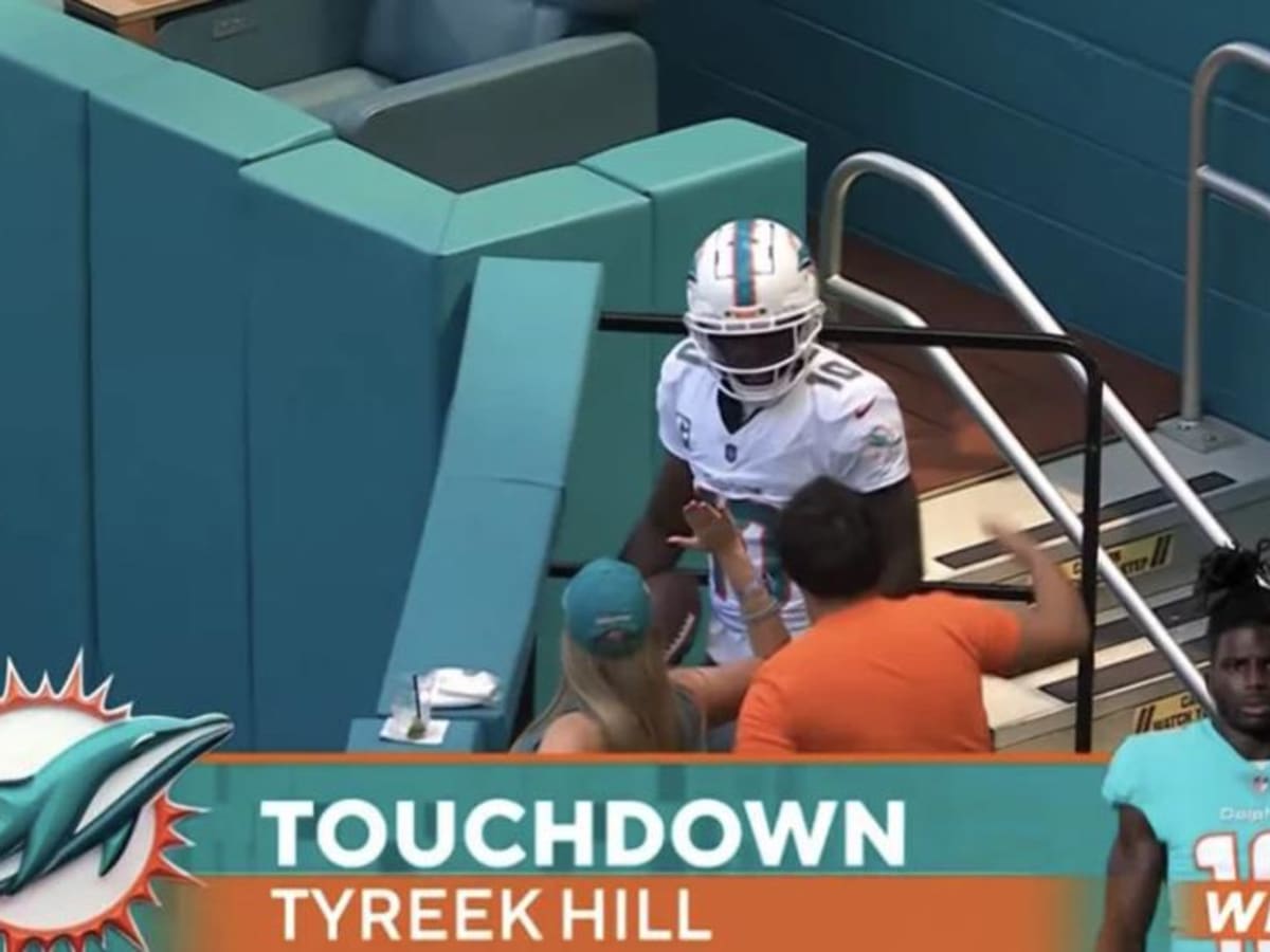 Tyreek Hill Had Perfect TD Celebration After Burning Broncos on 54-Yard TD  - Sports Illustrated