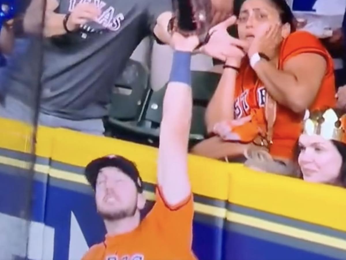 Cincinnati Reds fan helps up Tigers fan, hands home run ball to girl