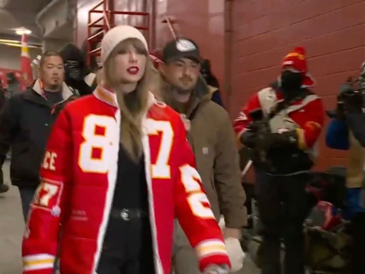 Travis Kelce Has Perfect Message for Fans Who Have Turned Him and Taylor  Swift into the 'Enemy' - Sports Illustrated