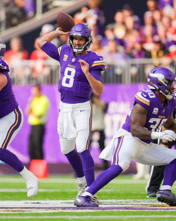 Kirk Cousins rocking a big chain and the Vikings are 5-1