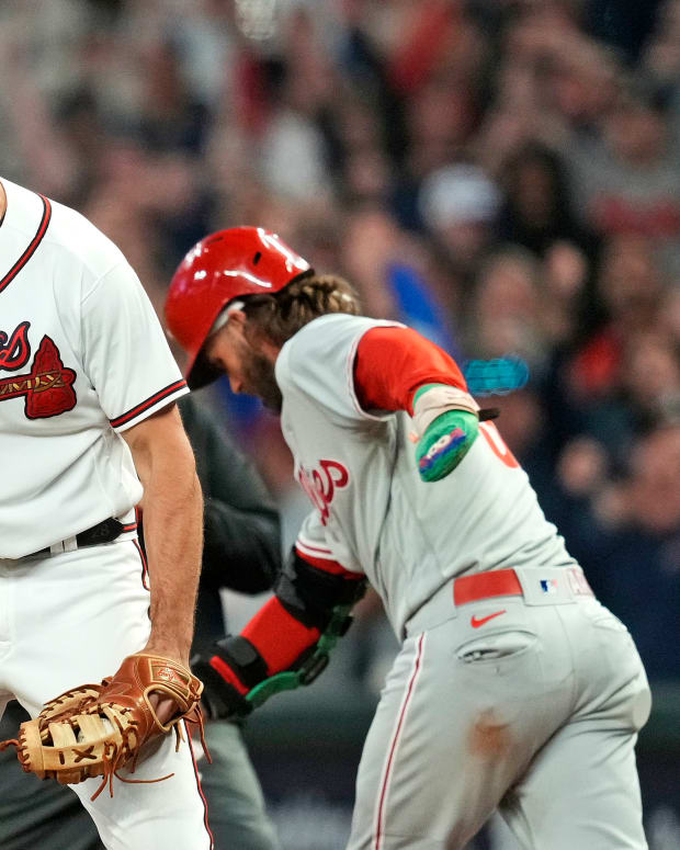 Atlanta, USA. 29th Oct, 2021. Atlanta Braves Eddie Rosario is congratulated  by Austin Riley after scoring in the 3rd inning in game three against the  Houston Astros of the MLB World Series