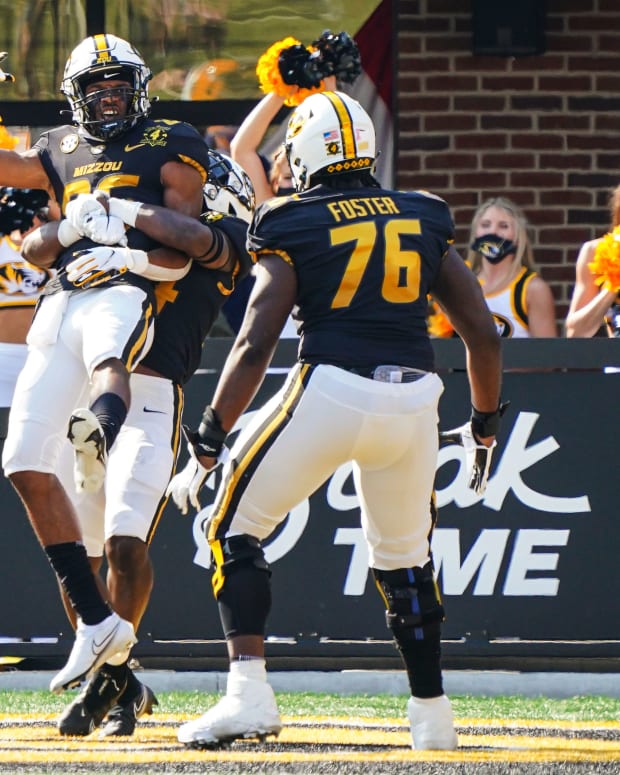 Mizzou football's Eli Drinkwitz wears Mike Leach T-shirt during bowl