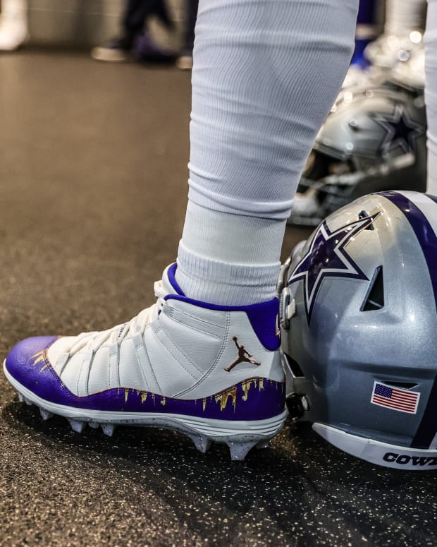 Dak Prescott Pays Respect to Ezekiel Elliott with Pregame Outfit