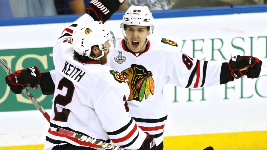 Blackhawks use third period rally to take Game 1 win against Lightning