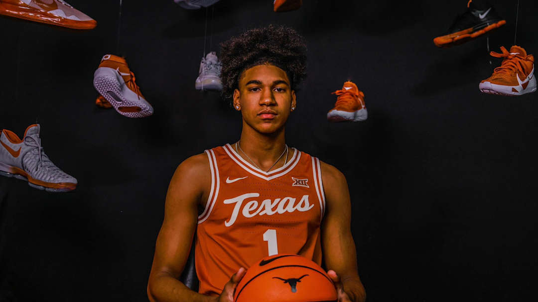 Elite Forward Dillon Mitchell Officially Signs With Texas