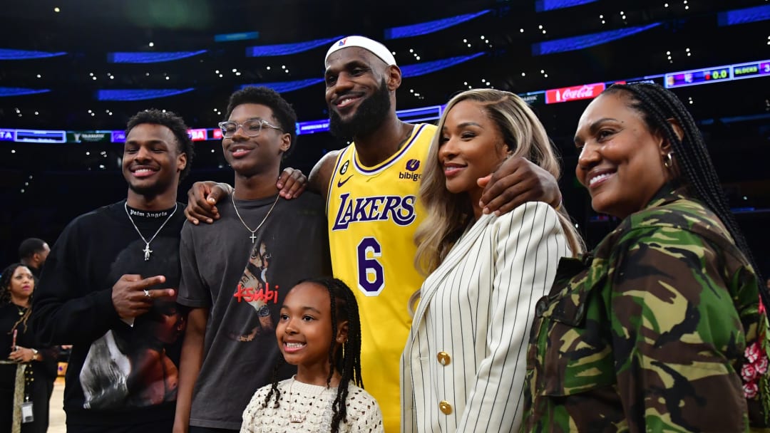 Lakers: Watch LeBron James Convince His Wife Savannah To Show Off Adorable Handshake