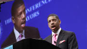 Sacramento mayor Kevin Johnson punches man who hit him in face with pie