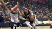 Russell Westbrook abandona la victoria de los Clippers con la mano fracturada.